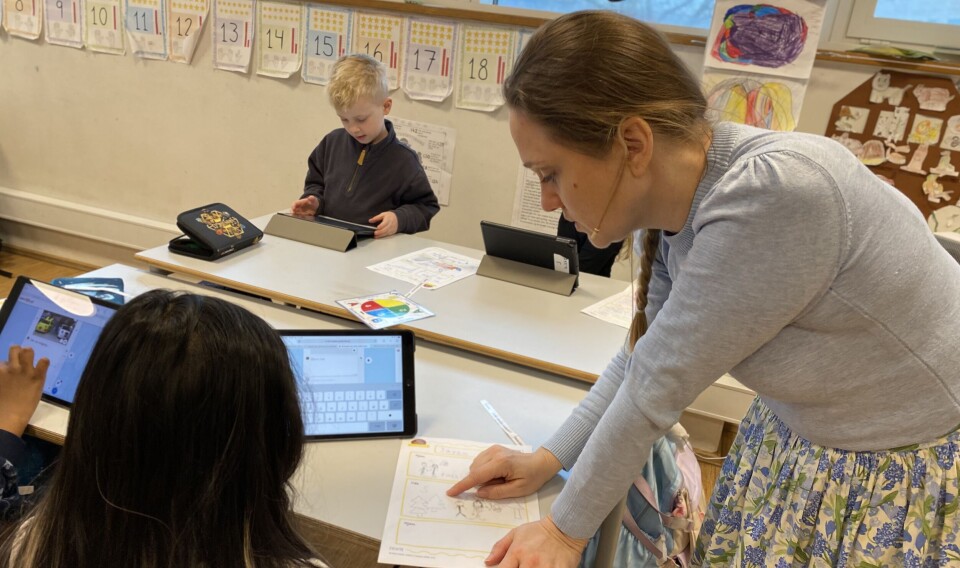 Lotte Lindemann hjælper eleverne med at skrive teksterne ind i programmet. Når eleverne skriver bogstaverne, kan det læse lyde og ordene op, og snart genlyder klassen af ord som ’prinsesse’ og ’kongen’.